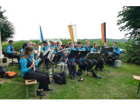 Feier des Mährisch-Neustädter Wachsstockfestes an der Weingartenkapelle (© Karl-Franz Thiede)